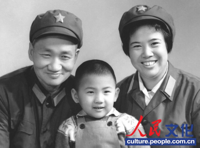 Мао Синьюй с родителями