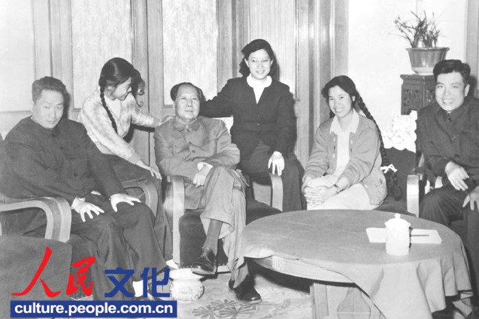 Собралась вся семья: Мао Аньцин, Чжан Шаолинь, Мао Цзедун, Лю Сыци, Шао Хуа и Ян Маочжи (слева направо). 