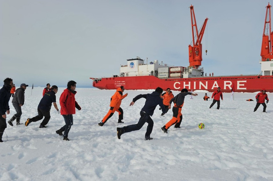 Китайская антарктическая экспедиция устроила футбольный матч на льду (4)