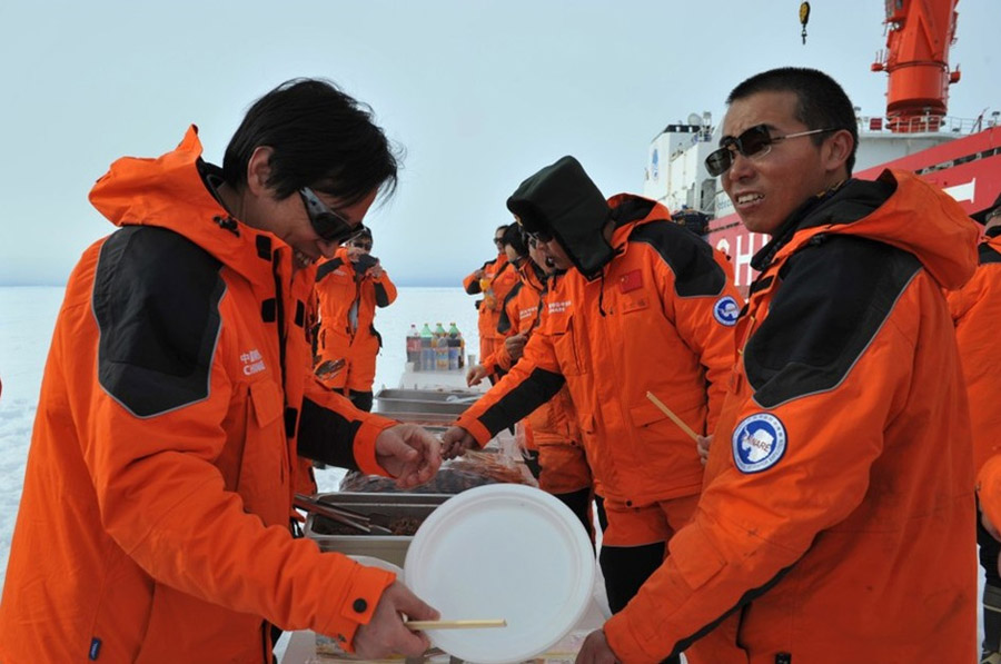 Китайская антарктическая экспедиция устроила футбольный матч на льду (5)