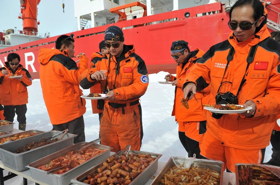 Китайская антарктическая экспедиция устроила футбольный матч на льду (6)