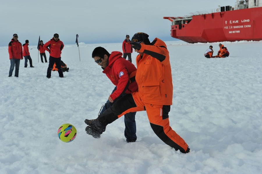 Китайская антарктическая экспедиция устроила футбольный матч на льду
