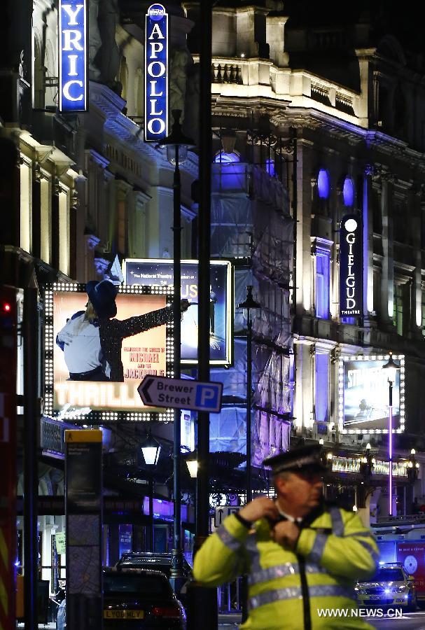 В результате обрушения крыши лондонского театра пострадало более 80 человек  (5)
