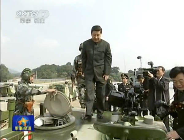 Си Цзиньпин на борту новейшего китайского танка-амфибии