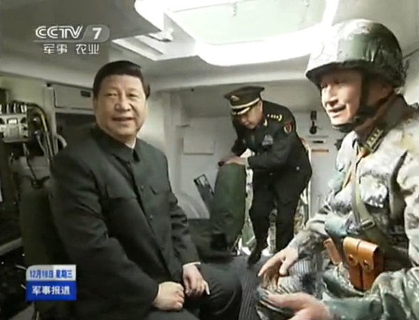 Си Цзиньпин на борту новейшего китайского танка-амфибии (7)