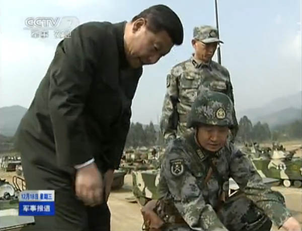 Си Цзиньпин на борту новейшего китайского танка-амфибии (2)