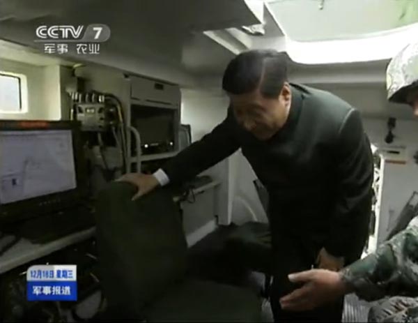Си Цзиньпин на борту новейшего китайского танка-амфибии (5)