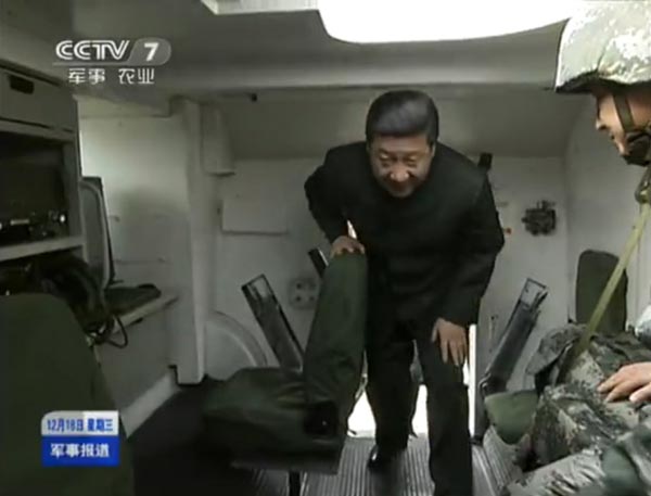 Си Цзиньпин на борту новейшего китайского танка-амфибии (4)