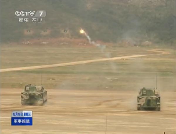 Си Цзиньпин на борту новейшего китайского танка-амфибии (16)