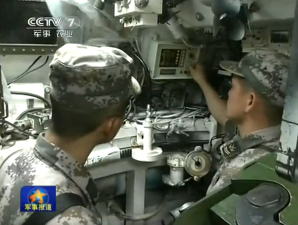 Си Цзиньпин на борту новейшего китайского танка-амфибии (9)