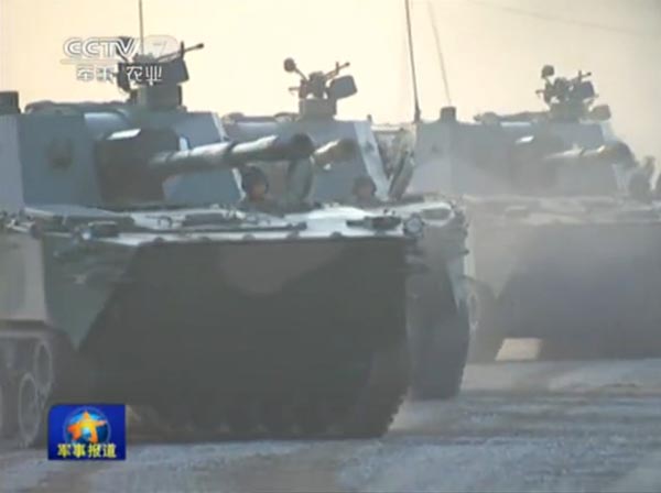 Си Цзиньпин на борту новейшего китайского танка-амфибии (10)