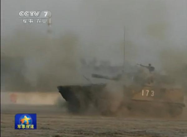 Си Цзиньпин на борту новейшего китайского танка-амфибии (13)