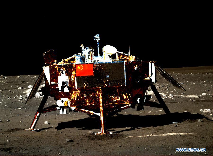 Китайский луноход "Юйту" приступил к исследованию Луны после завершения взаимной съемки с посадочным модулем "Чанъэ-3"