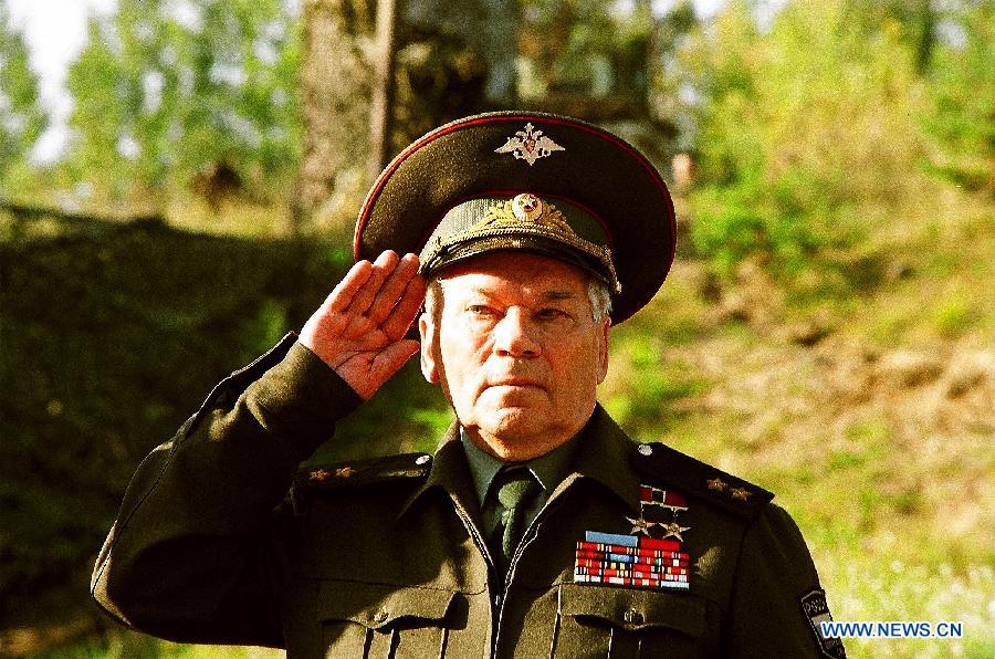 Скончался известный российский конструктор стрелкового оружия М. Калашников