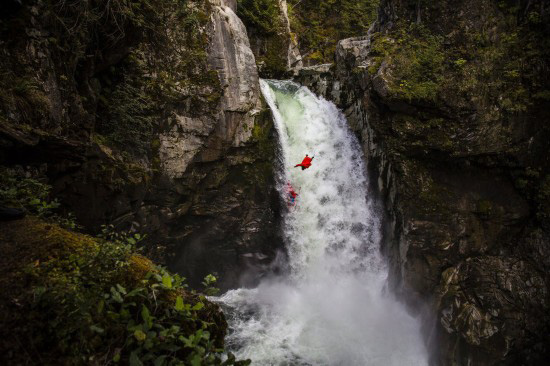 Искатели приключений выполнили «смертельный трюк», прыгнув с водопада высотой 22 метра (2)
