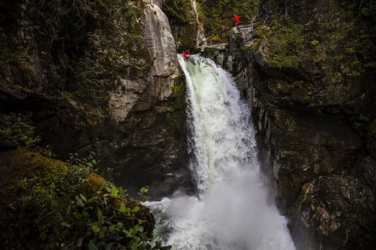 Искатели приключений выполнили «смертельный трюк», прыгнув с водопада высотой 22 метра