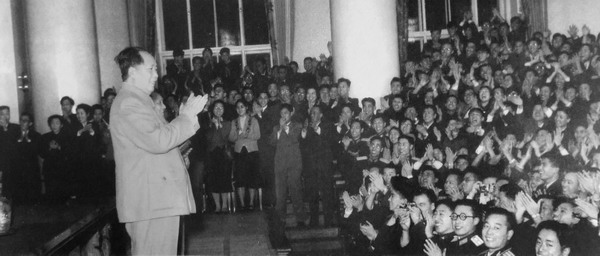 Мао Цзэдун выступает с речью перед китайскими студентами в Московском университете, 1957 год