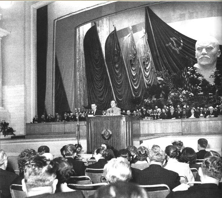 Мао Цзэдун выступает с речью на торжественном мероприятии по случаю 40-й годовщины Октябрьской революции