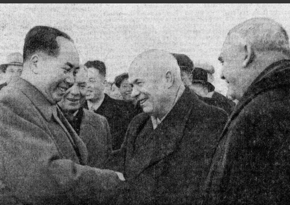 В 1957 году Мао Цзэдун присутствовал на параде на Красной площади.