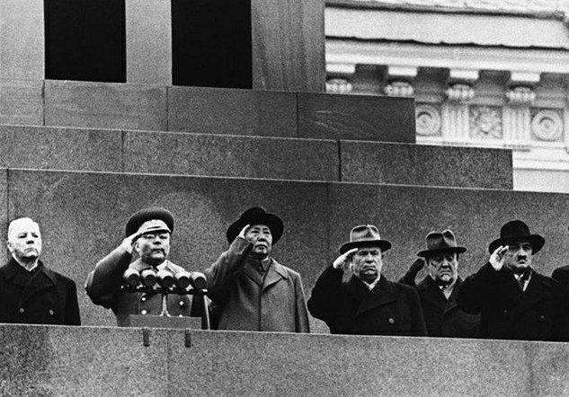 В 1957 году Мао Цзэдун присутствовал на параде на Красной площади