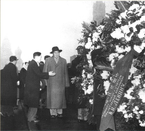5 ноября 1957 года делегация представителей КПК и правительства Китая во главе с Мао Цзэдуном посетила могилы Ленина и Сталина.