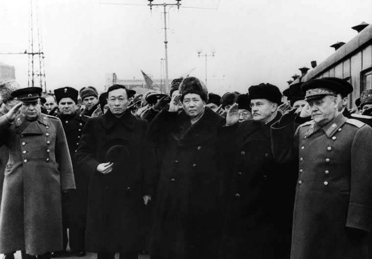 16 декабря 1949 года председатель ЦК КПК, председатель народного правительства КНР Мао Цзэдун прибыл на вокзал города Москвы. Гостей из Китая встретили партийные руководители СССР Н. А. Булганин (первый справа) и В. М. Молотов (второй справа).