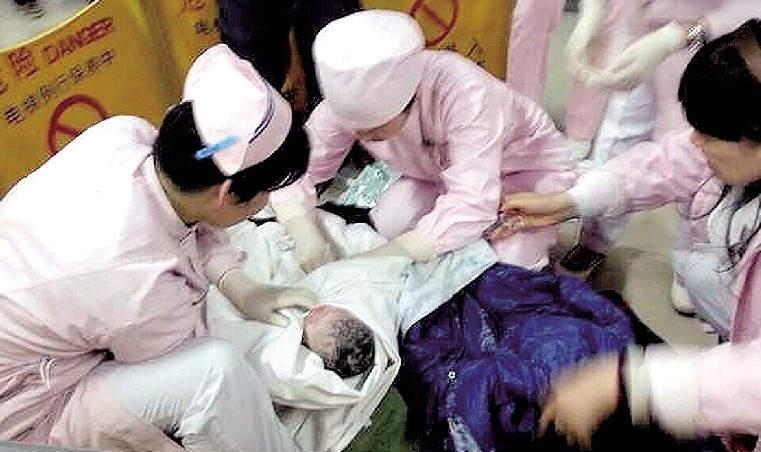 В городе Ухань женщина родила ребенка в метро (2)