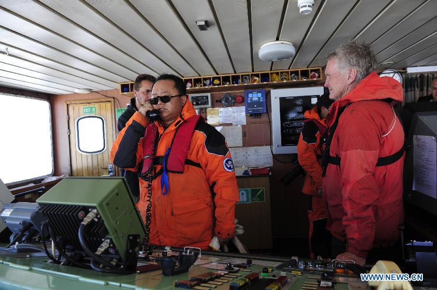 Китайский вертолет переправил на австралийский ледокол первую партию пассажиров российского судна "Академик Шокальский" (2)