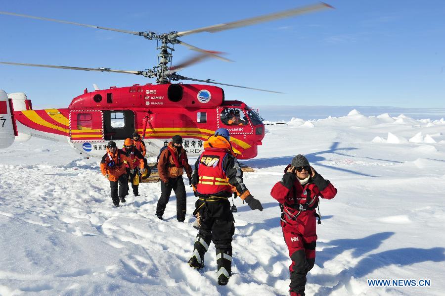 Китайский вертолет переправил на австралийский ледокол первую партию пассажиров российского судна "Академик Шокальский" (4)