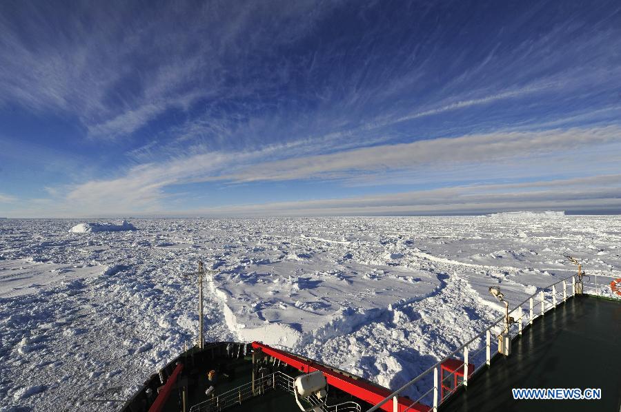 Большой айсберг не дает китайскому научно-исследовательскому судну "Сюелун" покинуть льды Антарктики