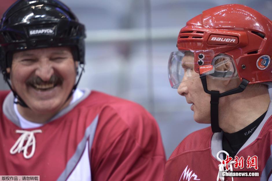 Путин, Лукашенко и Шойгу сыграли в Сочи с именитыми хоккеистами (3)