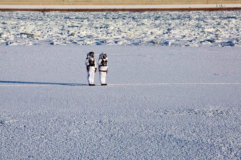 Китайские пограничники охраняют «северные ворота» страны при 35-градусном морозе (6)