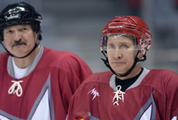 Путин и Лукашенко сыграли с именитыми хоккеистами