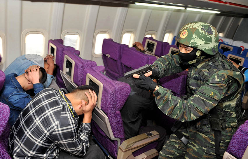 Специальная бригада сямэньской военной полиции провела боевое учение против угона самолетов (5)