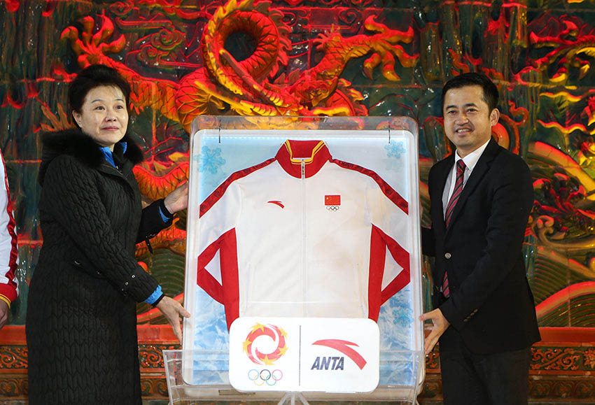 7 января председатель правления компании ANTA Sports Products Limited Дин Шичжун (справа) вручил заместителю председателя Олимпийского комитета Китая Сяо Минь одежду для чемпионов.