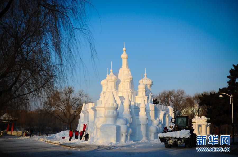 Снежные скульптуры украшают зимние города
