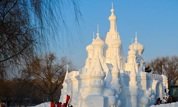Снежные скульптуры украшают зимние города