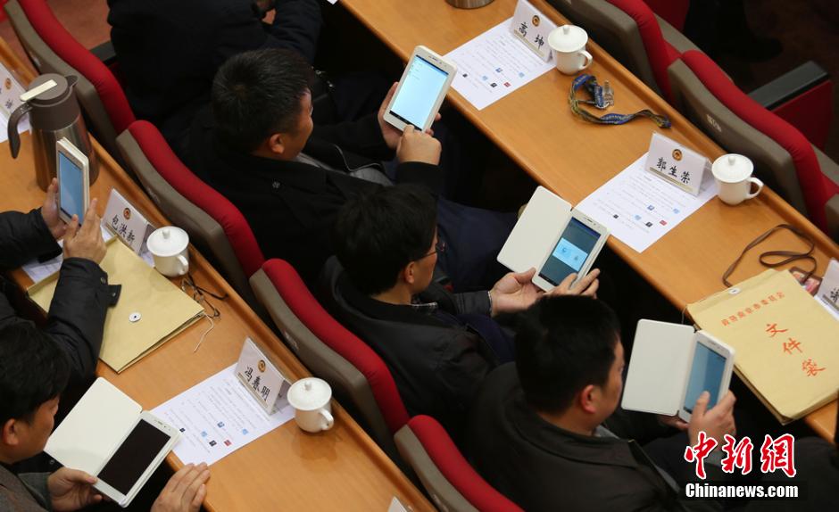 На Второй сессии ПК НПКСК 13-го созыва в Нанкине впервые применена электронная система обслуживания заседаний (2)