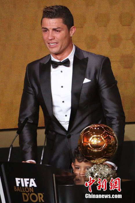 Криштиану Роналду стал лучшим футболистом планеты в 2013 году (6)