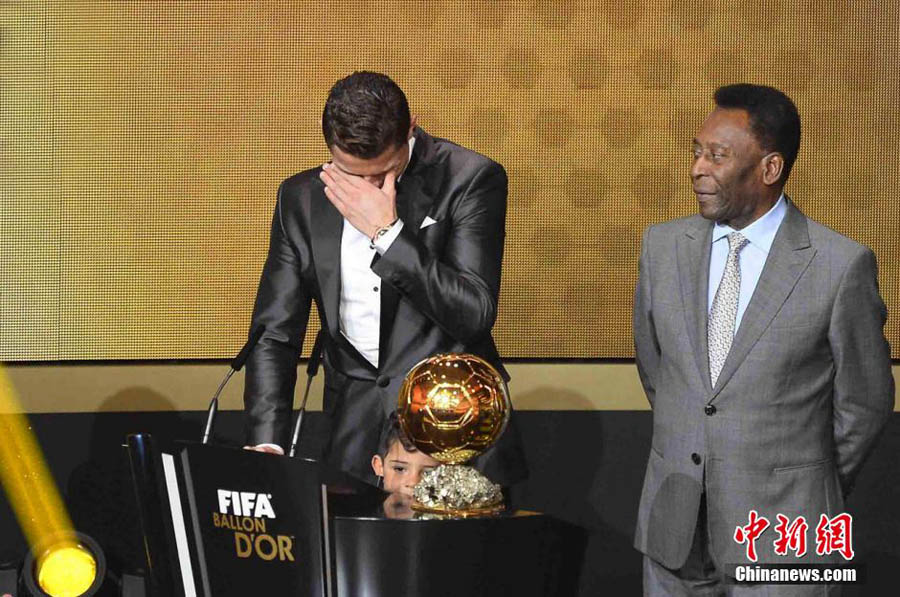 Криштиану Роналду стал лучшим футболистом планеты в 2013 году (2)