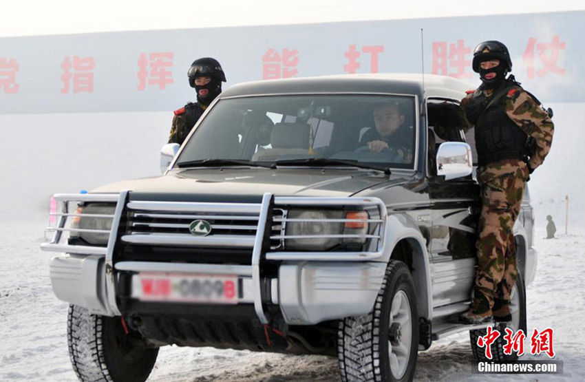 Пограничники Синьцзяна провели учение с практическими снарядами в 30-градусный мороз (7)