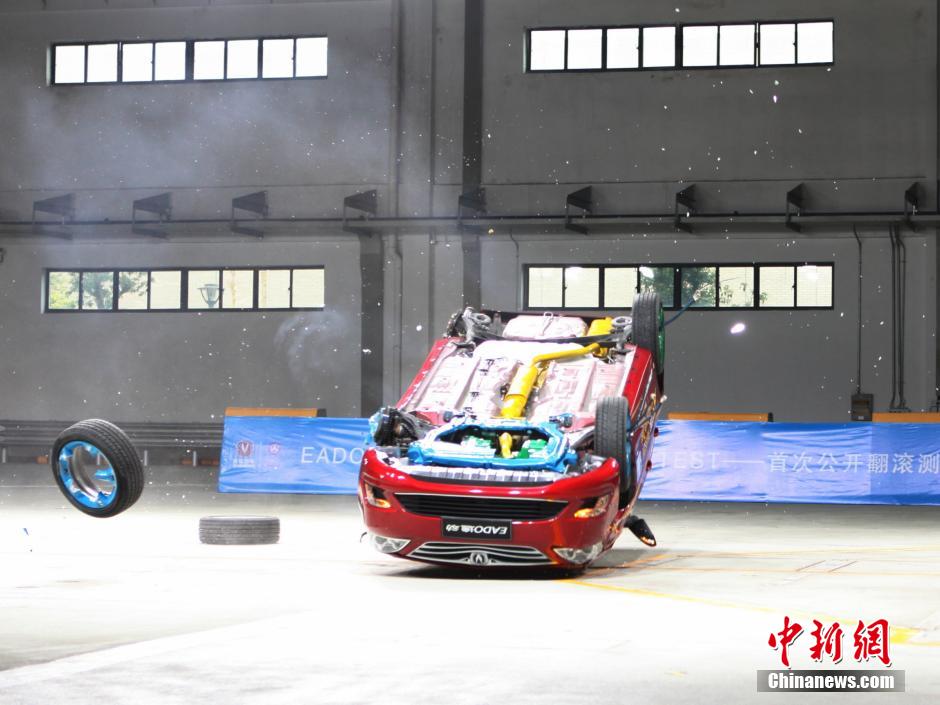 Самостоятельно разработанный Китаем автомобиль успешно прошел северо-американское испытание по опрокидыванию (2)