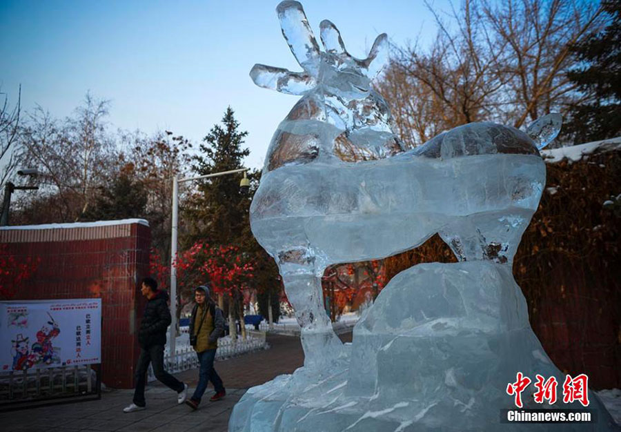Ледяная скульптура «Мчащиеся кони» появилась в парке «Красная гора» в Урумчи (5)