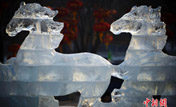 Ледяная скульптура «Мчащиеся кони» появилась в парке «Красная гора» в Урумчи