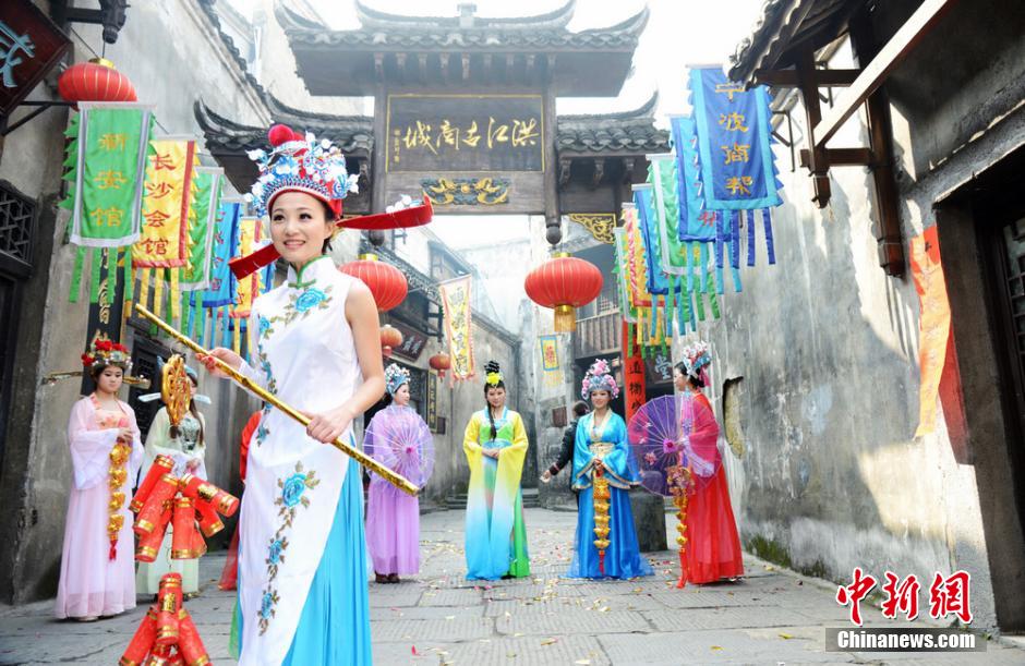 Старинный город Хунцзян набирает «богинь богатства» (3)