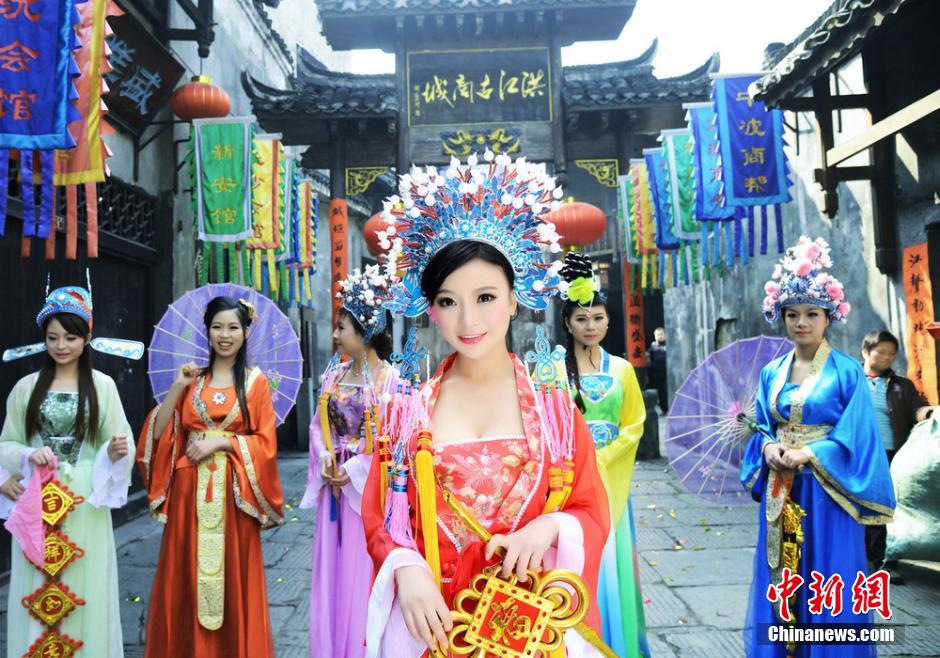 Старинный город Хунцзян набирает «богинь богатства»