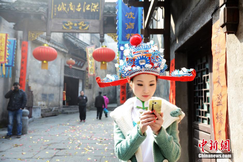 Старинный город Хунцзян набирает «богинь богатства» (5)