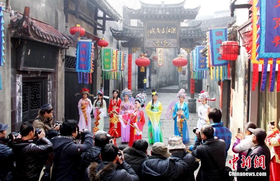 Старинный город Хунцзян набирает «богинь богатства» (7)