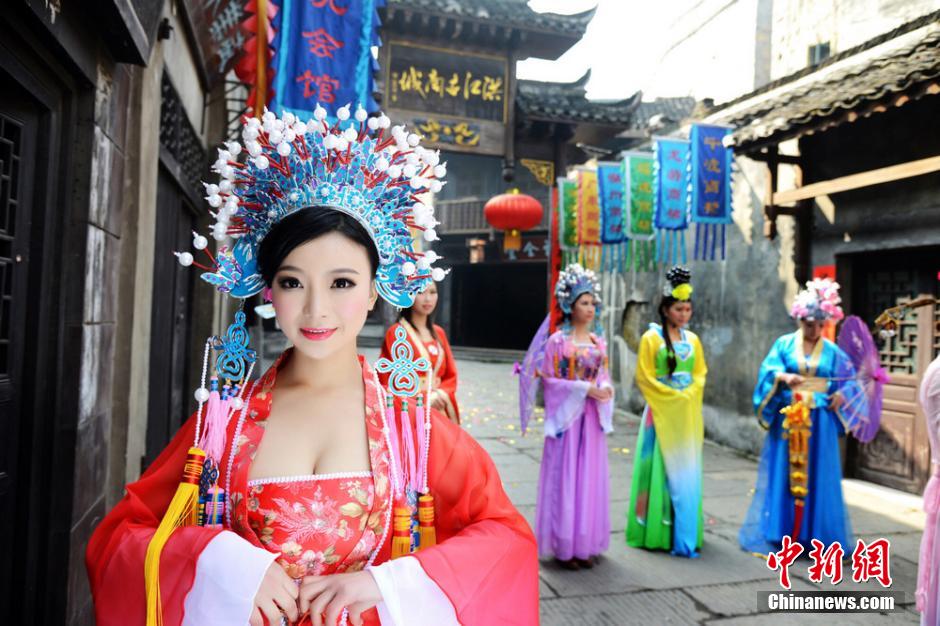 Старинный город Хунцзян набирает «богинь богатства» (2)