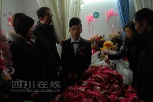 В провинции Сычуань в больничной палате мужчина взял в жены девушку с раковым заболеванием (3)